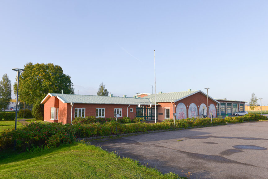 Röd tegelbyggnad med målningar i brandstationtema.